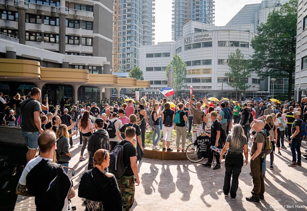 Protest tegen coronamaatregelen op eerste dag parlementair jaar