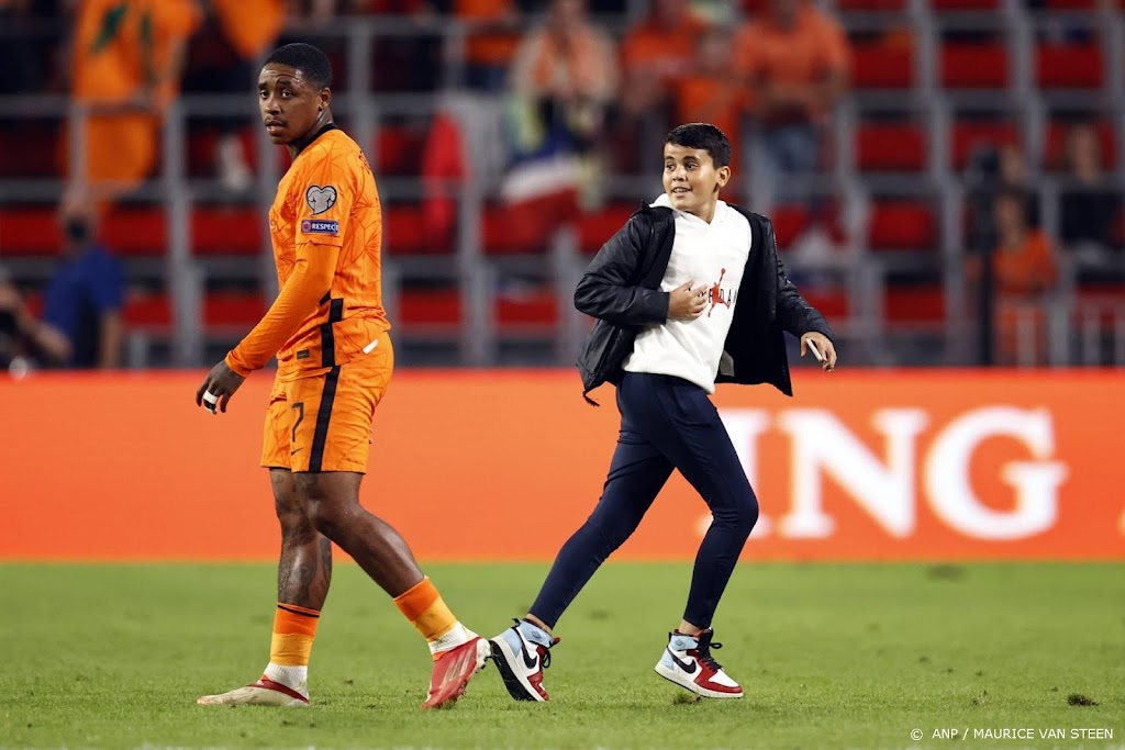 Boete en stadionverbod voor fans op veld bij interland Oranje