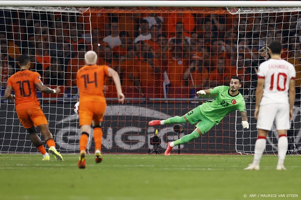 Oranje leidt bij rust met 3-0 tegen tien Turken