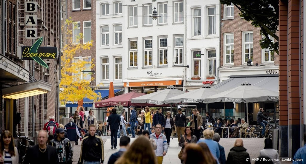Consumenten geven meer uit aan diensten, minder aan goederen