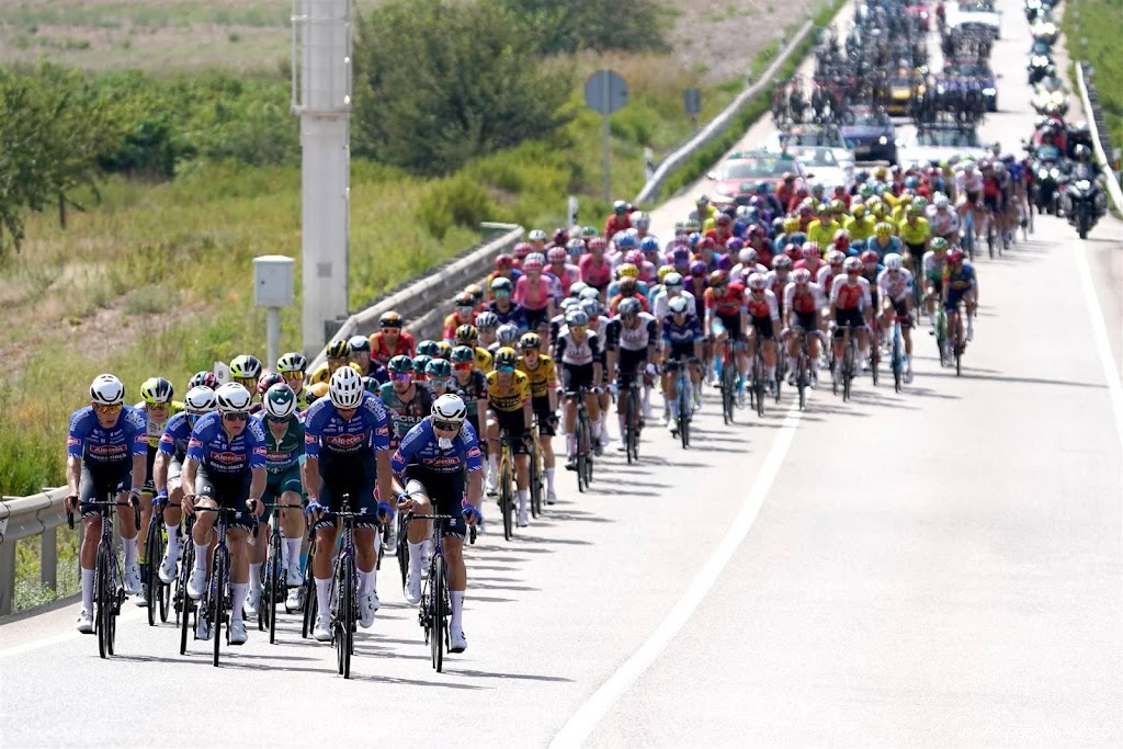 Colombiaan Molano klopt Groves en Van Poppel in sprint Vuelta