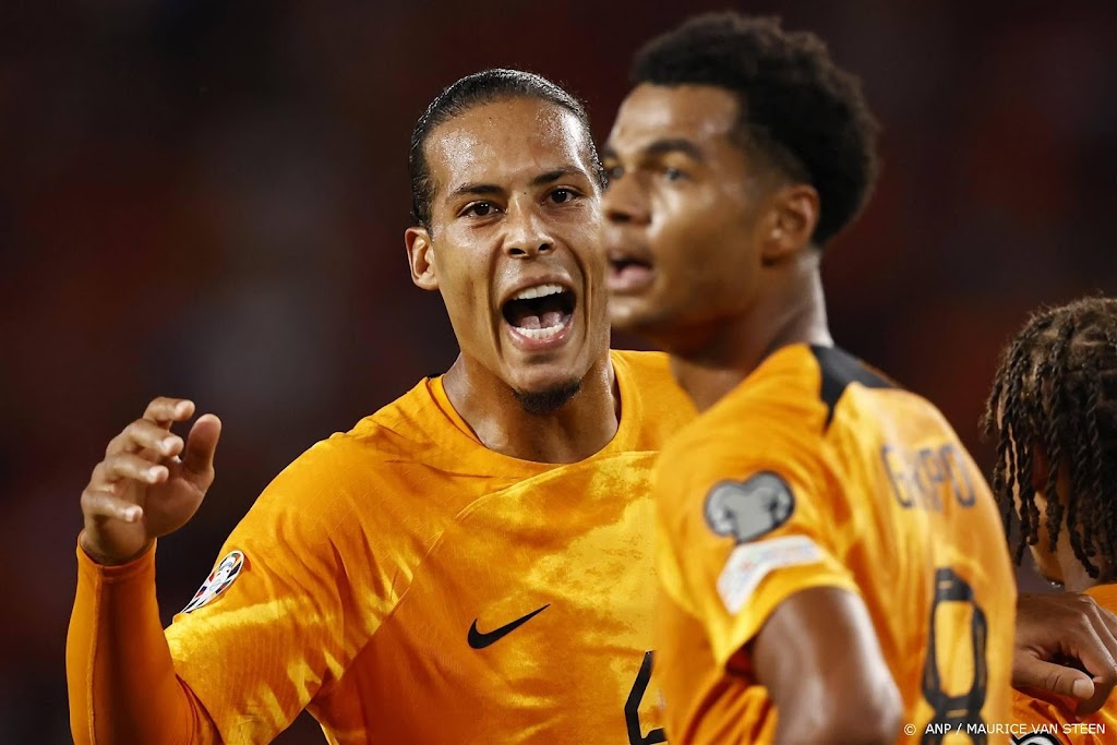 Oranje klimt dankzij ruime zege op Griekenland naar tweede plaats