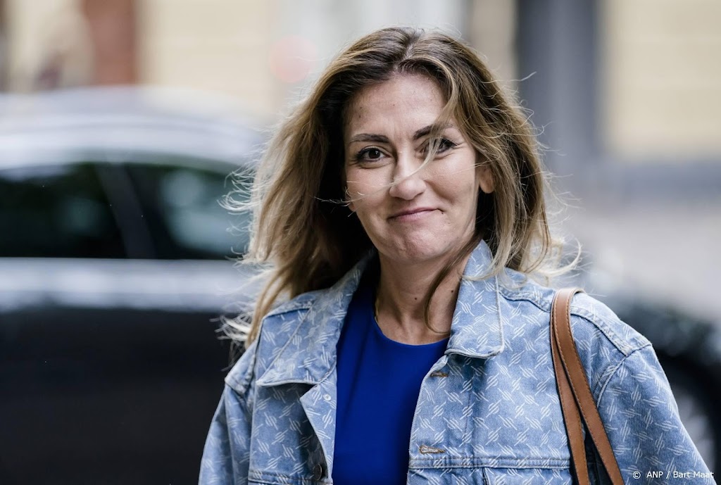 Minister Yeşilgöz knipt haar af als steun aan Iraanse vrouwen
