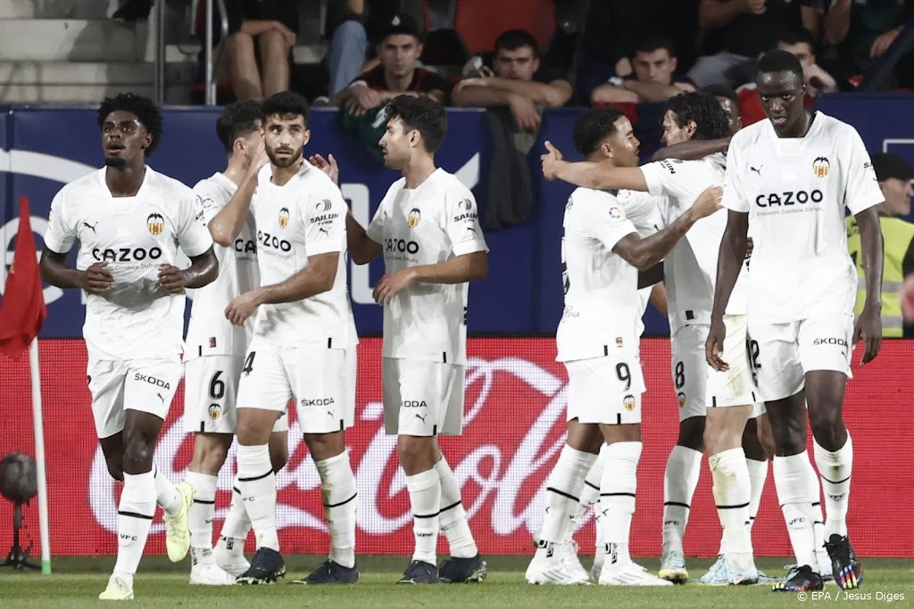 Valencia wint mede door eerste treffer Kluivert van Osasuna