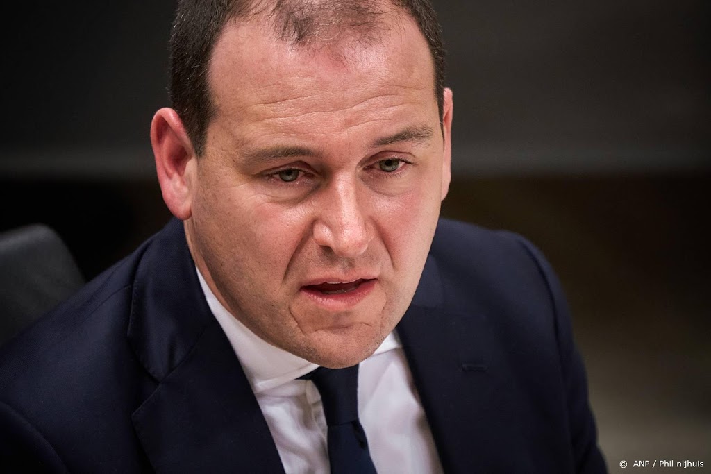 Asscher: verplicht bedrijven werknemers in winst te laten delen