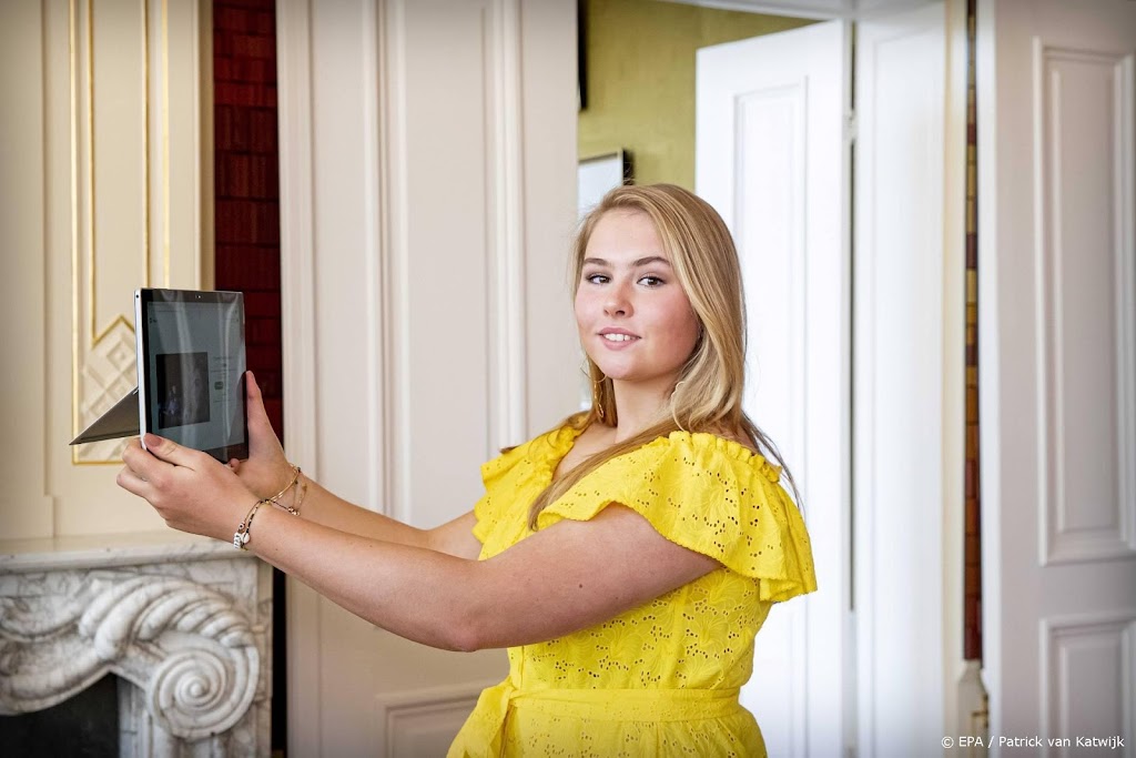 Prinses Amalia krijgt 24-karaats gouden postzegel voor verjaardag