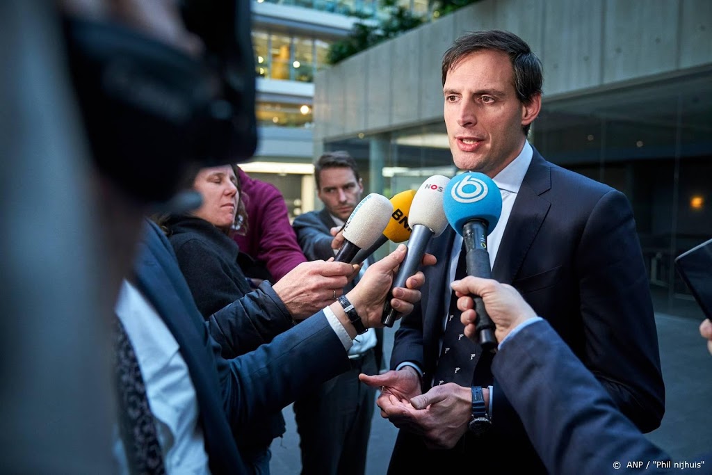 Emotioneel gesprek Hoekstra met gedupeerden toeslagenaffaire