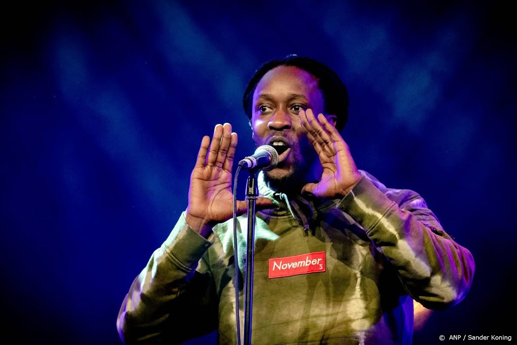 Akwasi breekt interview af en dwingt journalist opnames te wissen
