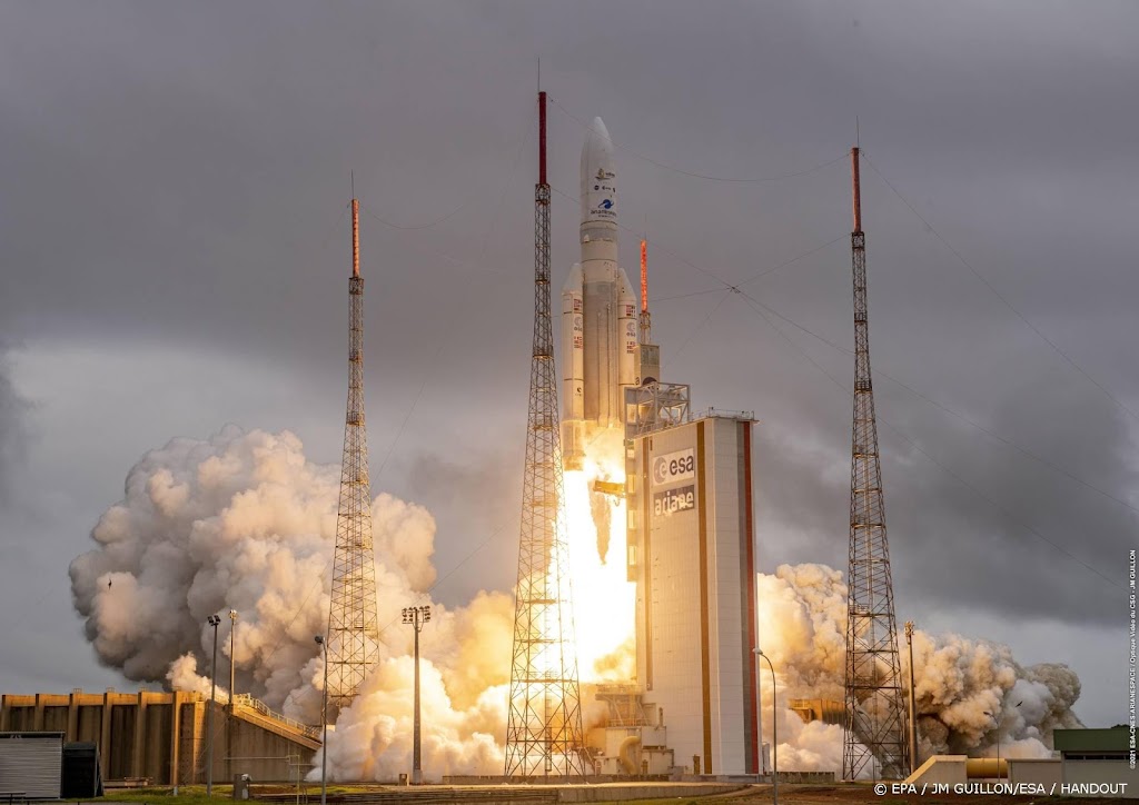 Nieuwe ruimtetelescoop klapt enorme spiegel uit