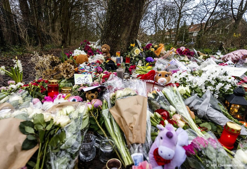 Paarden en witte bloemen bij uitvaart 14-jarige Esmee
