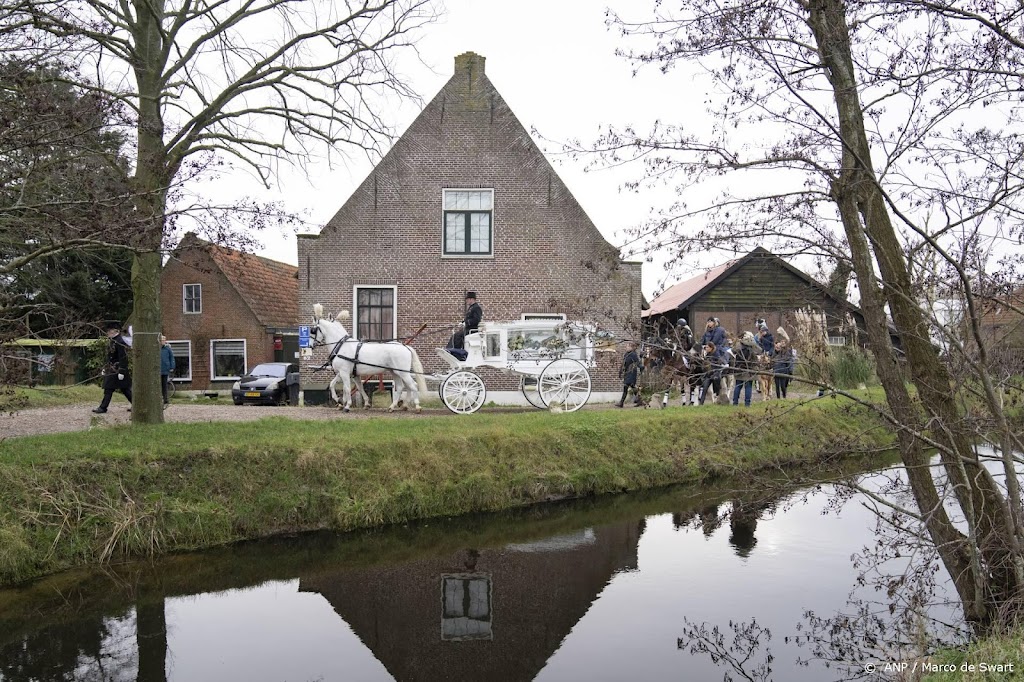 Honderden mensen nemen in Leiden afscheid van 14-jarige Esmee