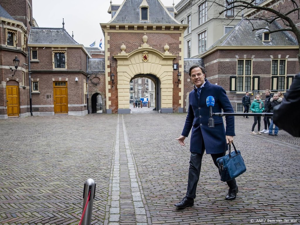 Formateur Rutte overhandigt eindverslag formatie aan Bergkamp