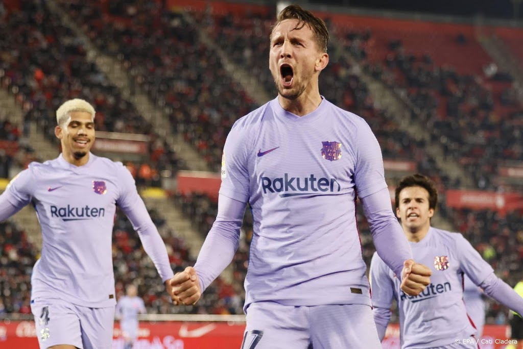 Basisplaats Luuk de Jong, Depay terug op de bank bij Barcelona