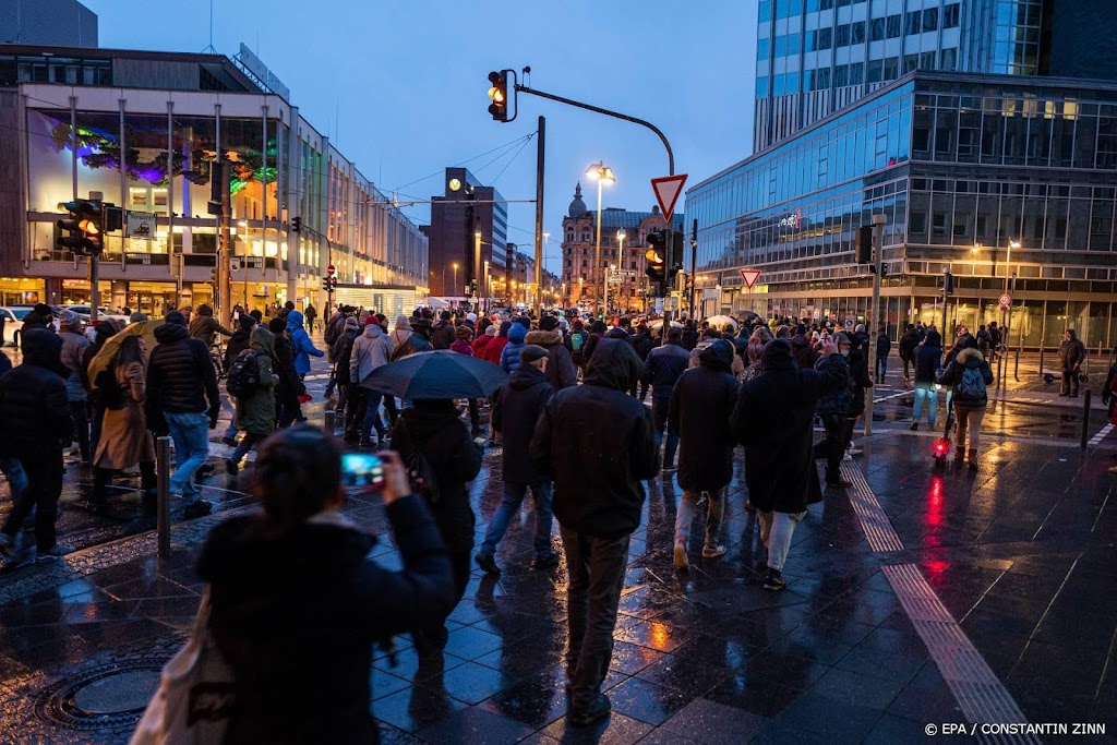 Ettelijke duizenden demonstreren voor en tegen Duits coronabeleid