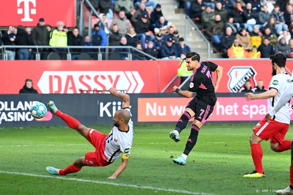 Invaller Jahanbakhsh redt in slotfase punt voor Feyenoord