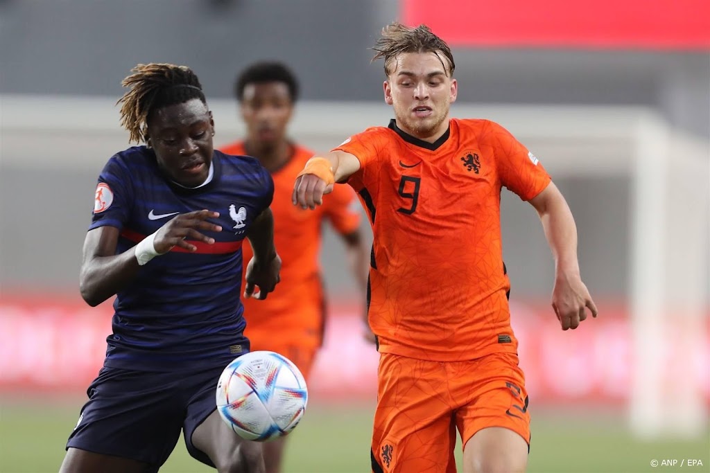 PSV verlengt contract Van Duiven en verhuurt hem aan Almere City