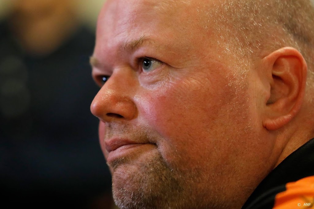 'Herboren' darter Van Barneveld keert onderaan de ladder terug