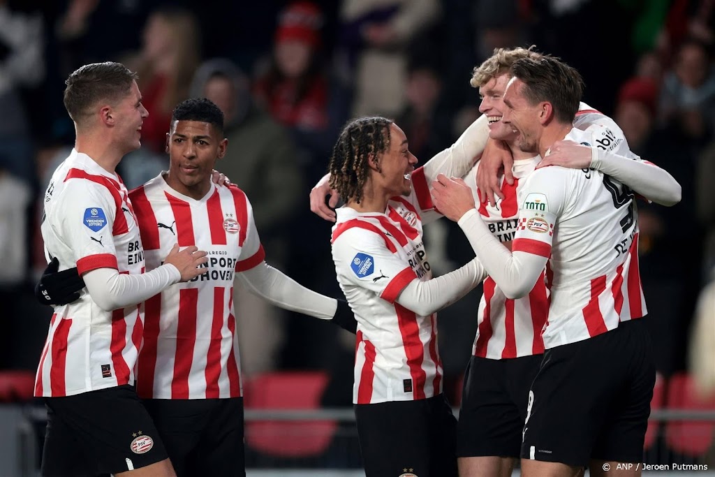 Branthwaite helpt PSV met twee treffers aan bekerzege op FC Emmen