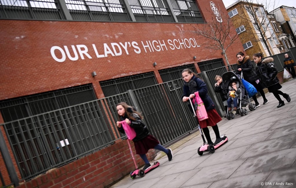 Engelse kinderen weer naar school na versoepeling lockdown