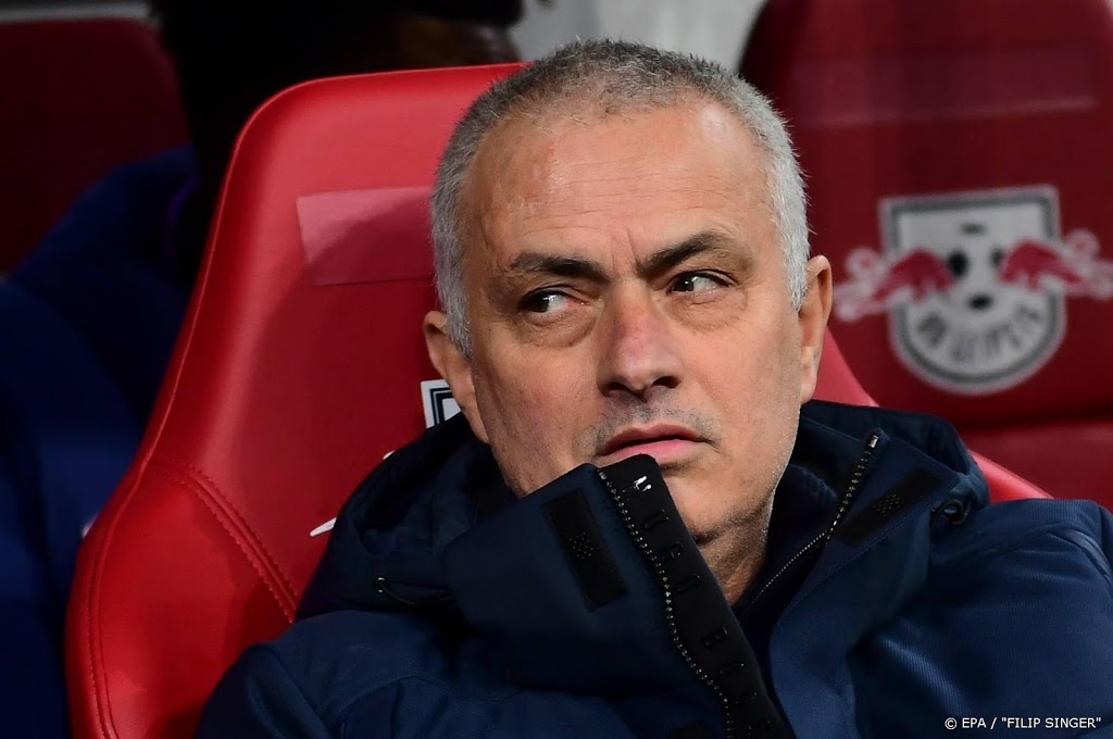 Spurs roept spelers en coach Mourinho op zich te gedragen