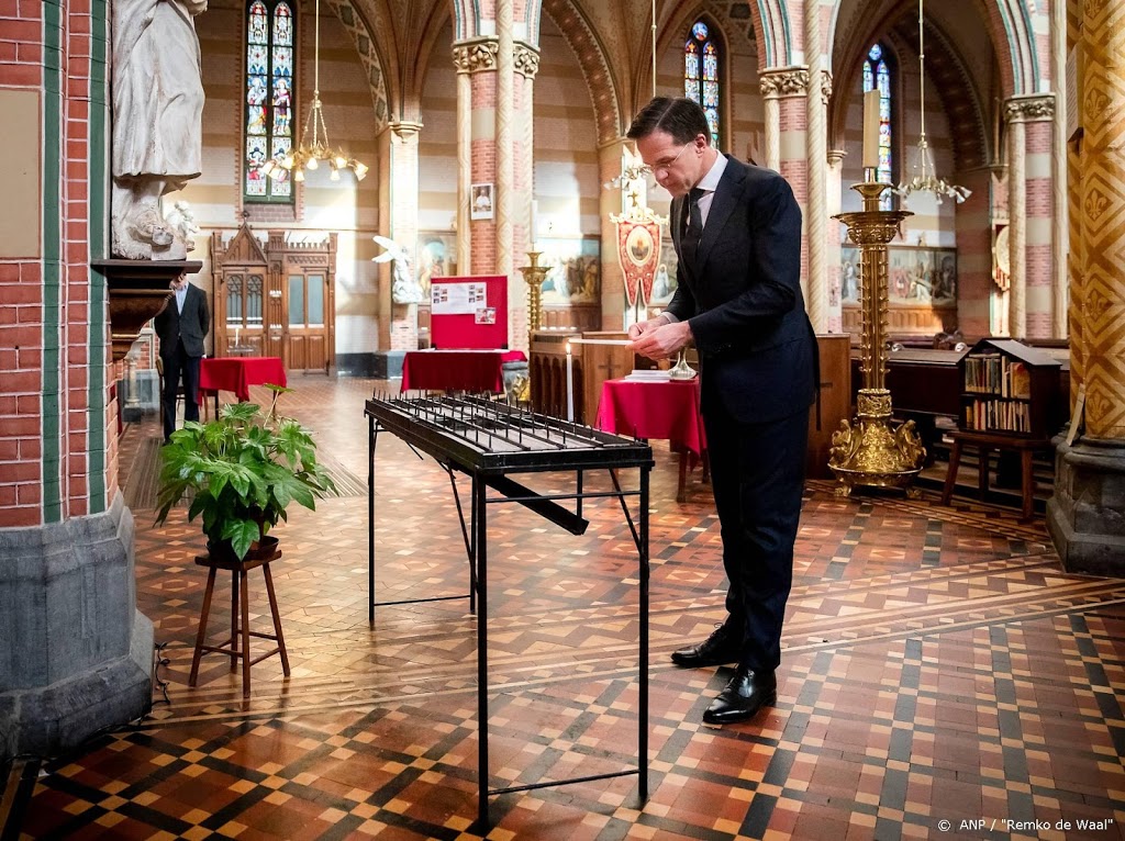 Rutte brandt kaarsje en zoekt hoop in coronatijd