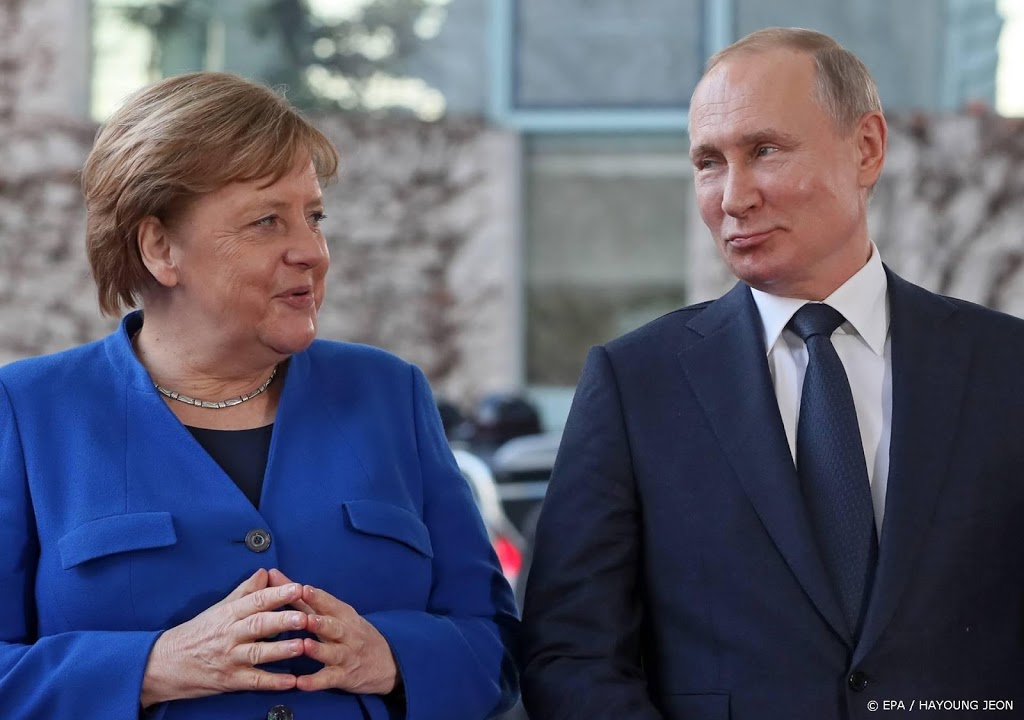 Poetin en Merkel uiten in gesprek zorgen over spanningen Oekraïne