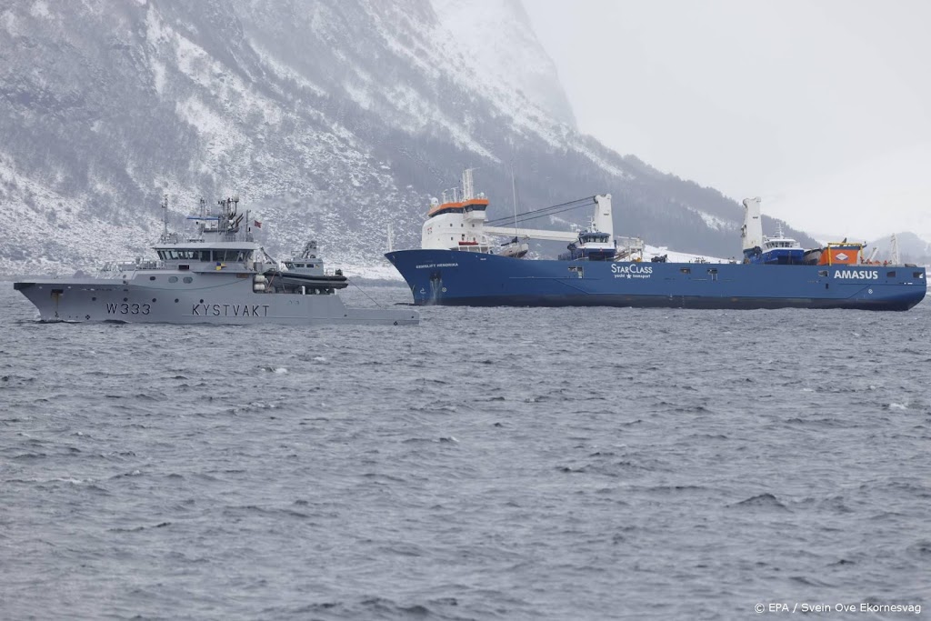 Boskalis legt eerder stuurloos schip, Eemslift Hendrika, in haven