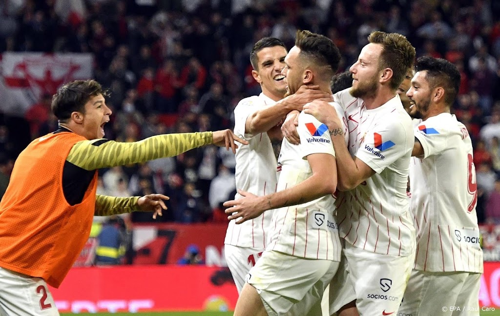 Voetballers Sevilla in blessuretijd alsnog langs Granada