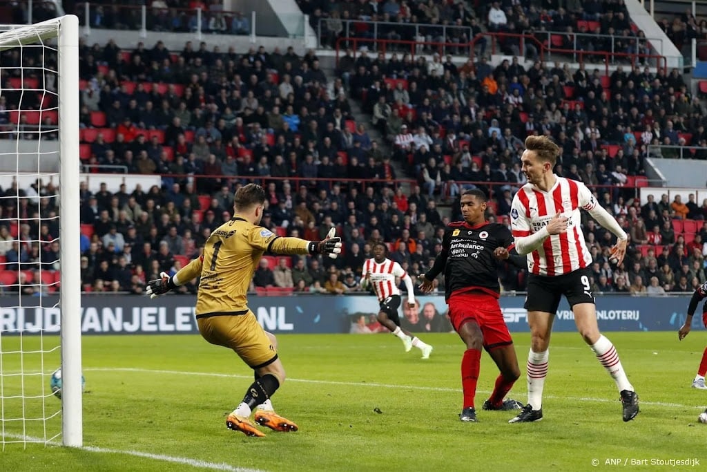 Stroef PSV neemt laat afstand van Excelsior en staat tweede