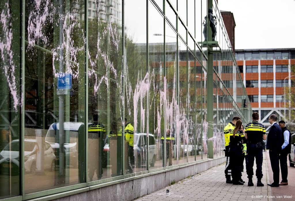 Klimaatactivisten bekladden ministerie met verf, 2 aanhoudingen