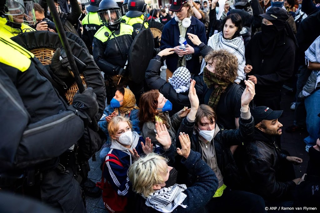 Honderden demonstranten worden tegengehouden op het Rokin