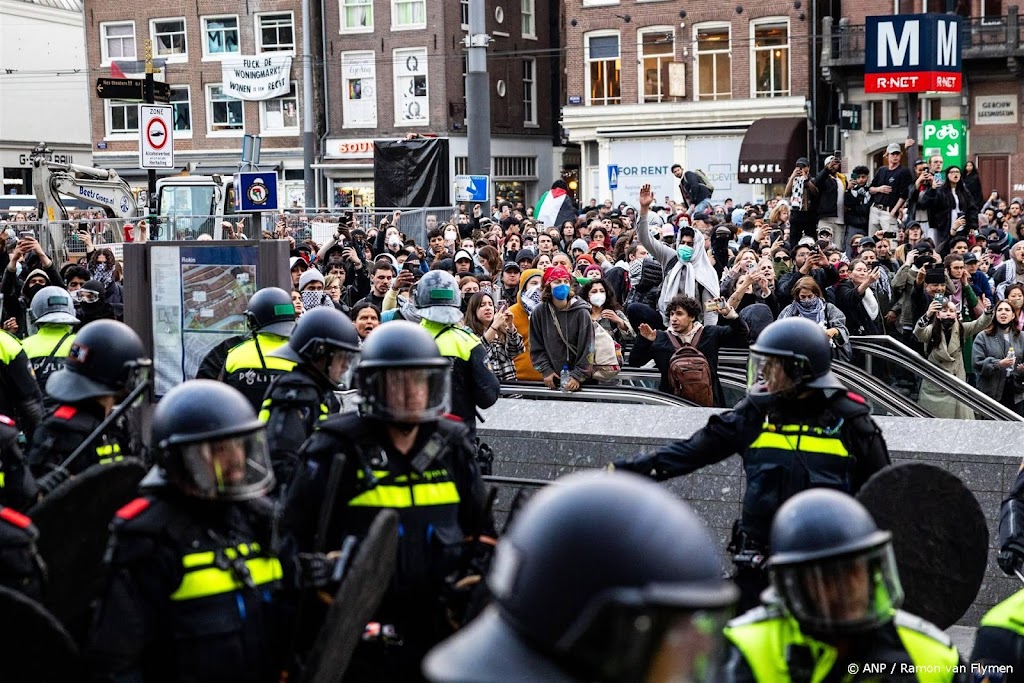 Politie en demonstranten slaags op het Rokin