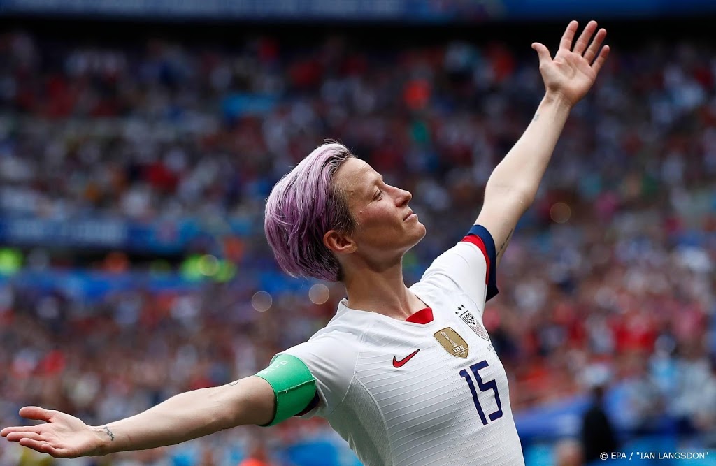 Amerikaanse voetbalbond gaat over knielen bij volkslied praten