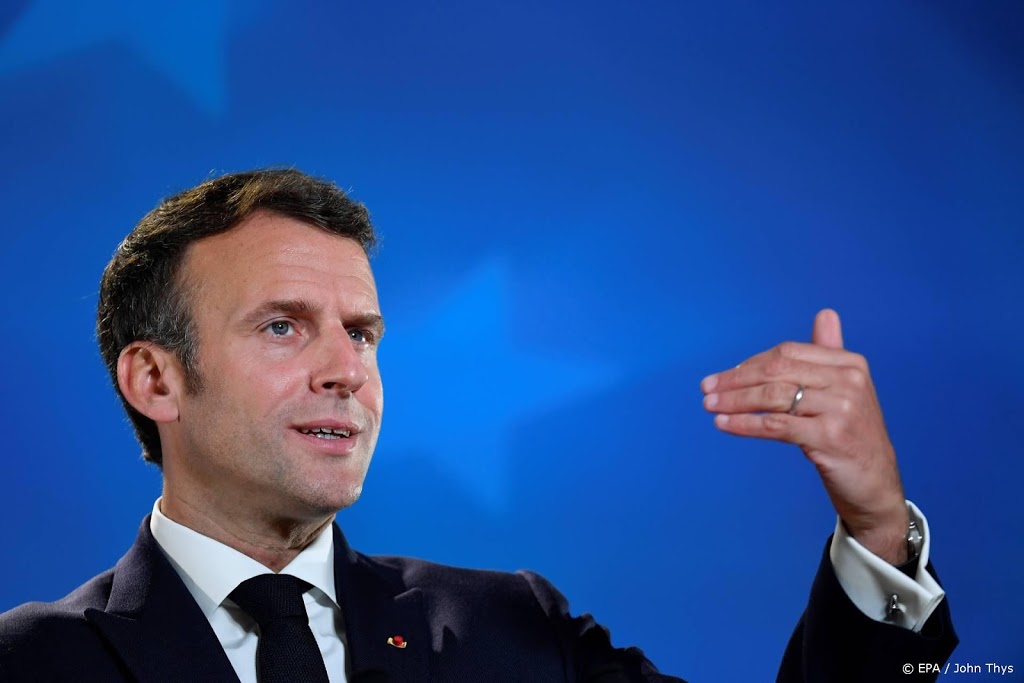 Man slaat Franse president Macron