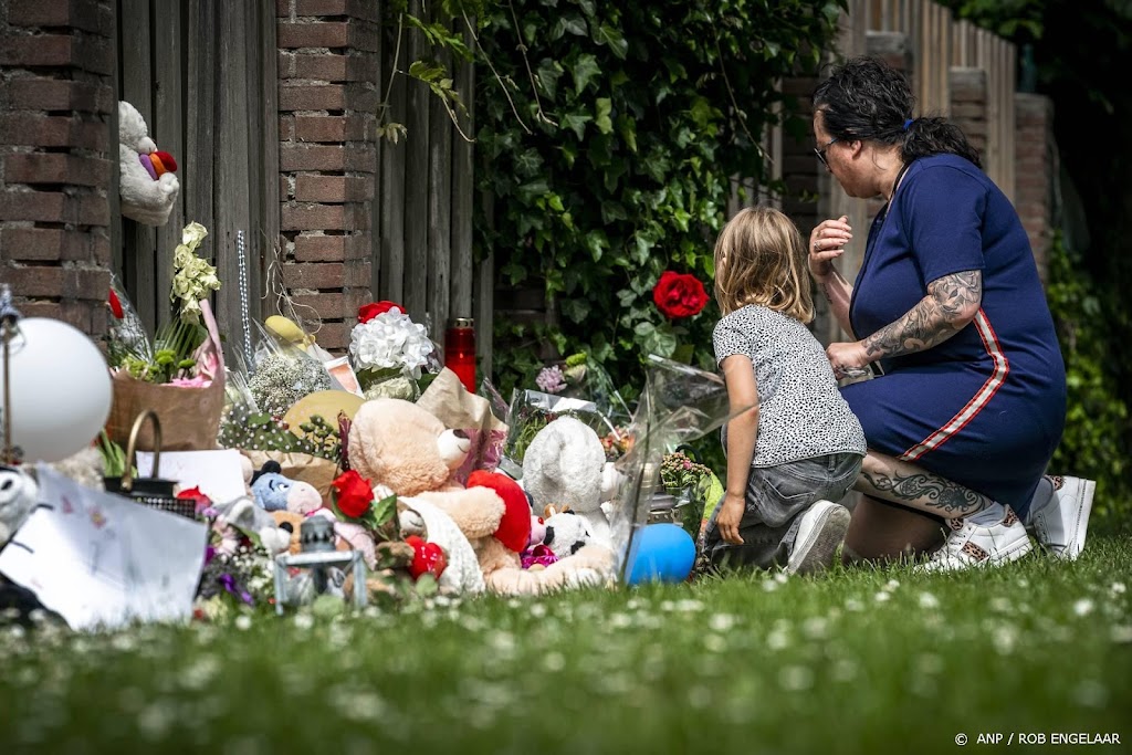 Stille tocht en erehaag met auto's en motoren voor Gino