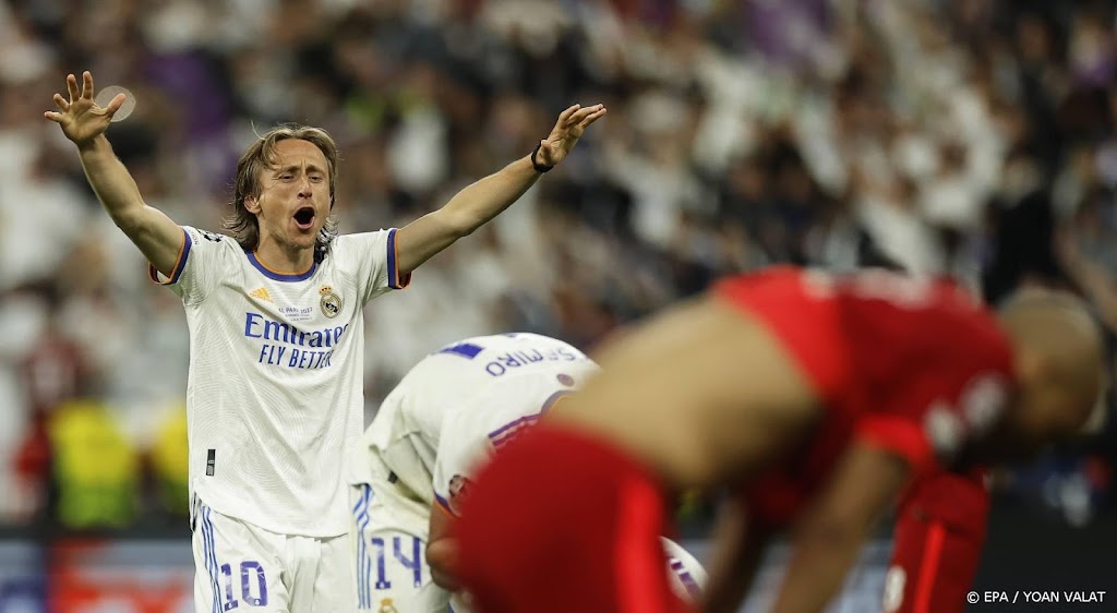 Middenvelder Modric blijft jaar langer bij Real Madrid