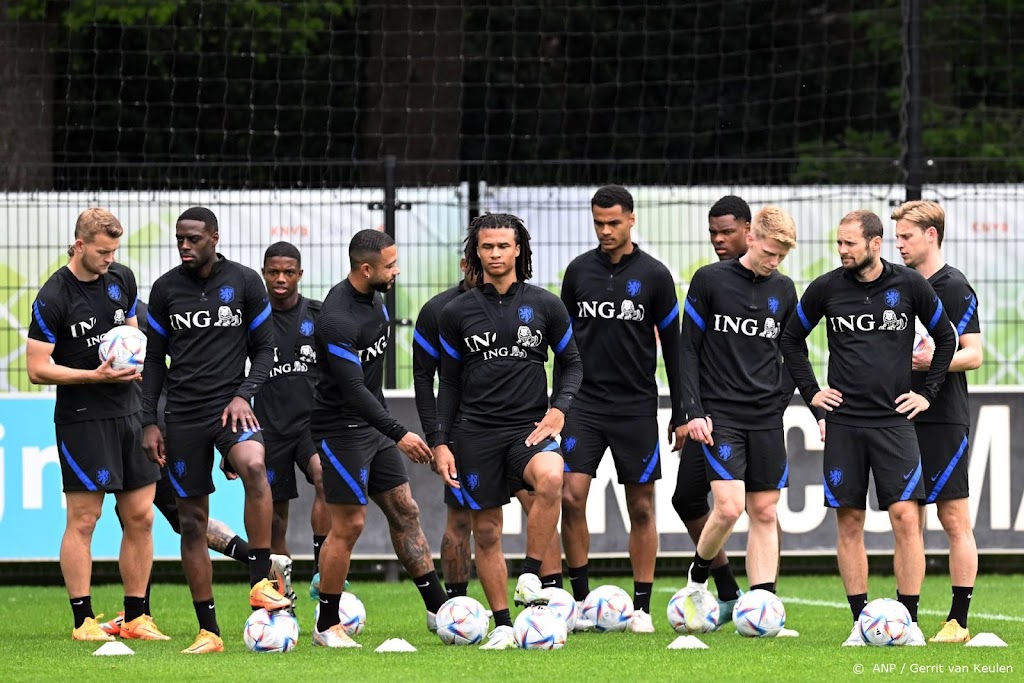Oranje start met elf andere spelers tegen Wales