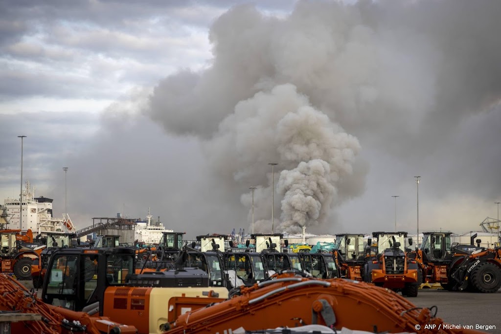 Grote brand bij recyclebedrijf in Amsterdam, veel rook