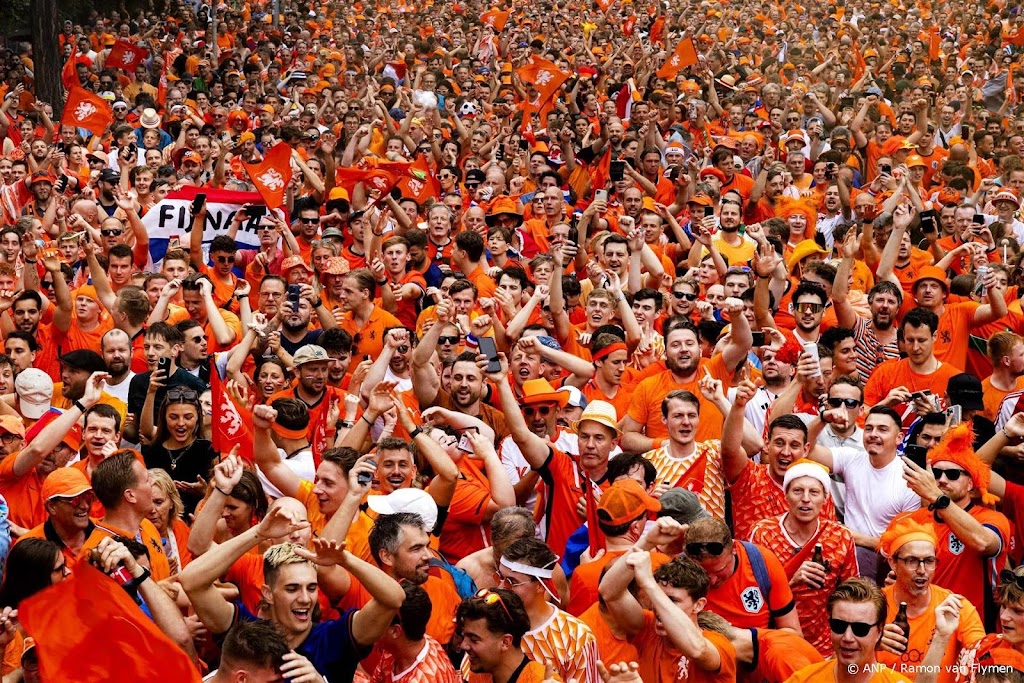 Ook in Dortmund lopen Oranjesupporters in fanwalk naar stadion