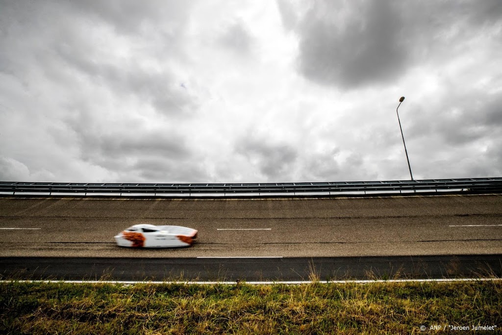 Delftse zonneauto breekt wereldrecord: 924 kilometer in 12 uur