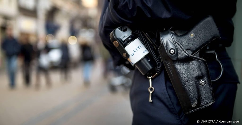 Agent gewond door kogel uit weggegooid vuurwapen