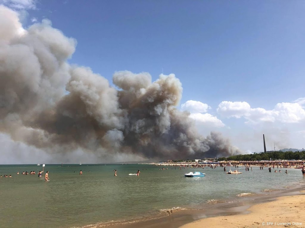 Bosbrand verdrijft honderden mensen uit Italiaanse badplaats