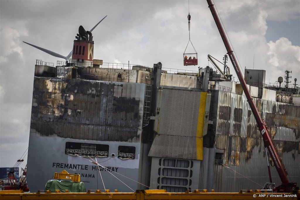 'Groot aantal' auto's op onderste dekken Fremantle Highway intact