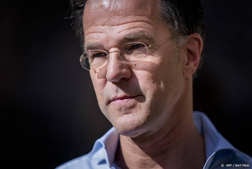 Koningin Elizabeth 'in gebeden' Rutte om zorgelijke gezondheid