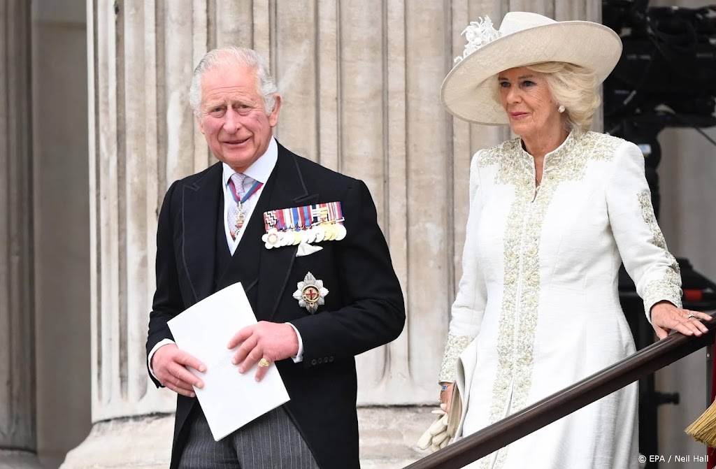 Koning Charles en koningin-gemalin vrijdag naar Londen