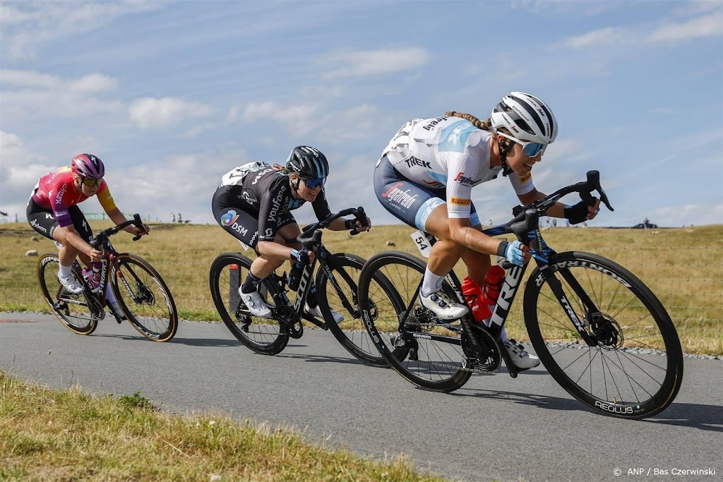 Wielrenster Kool wint sprint in Simac Ladies Tour voor Wiebes