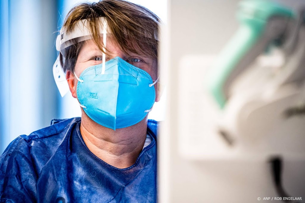 'Zorgmedewerker moet masker of scherm dragen bij nauw contact'