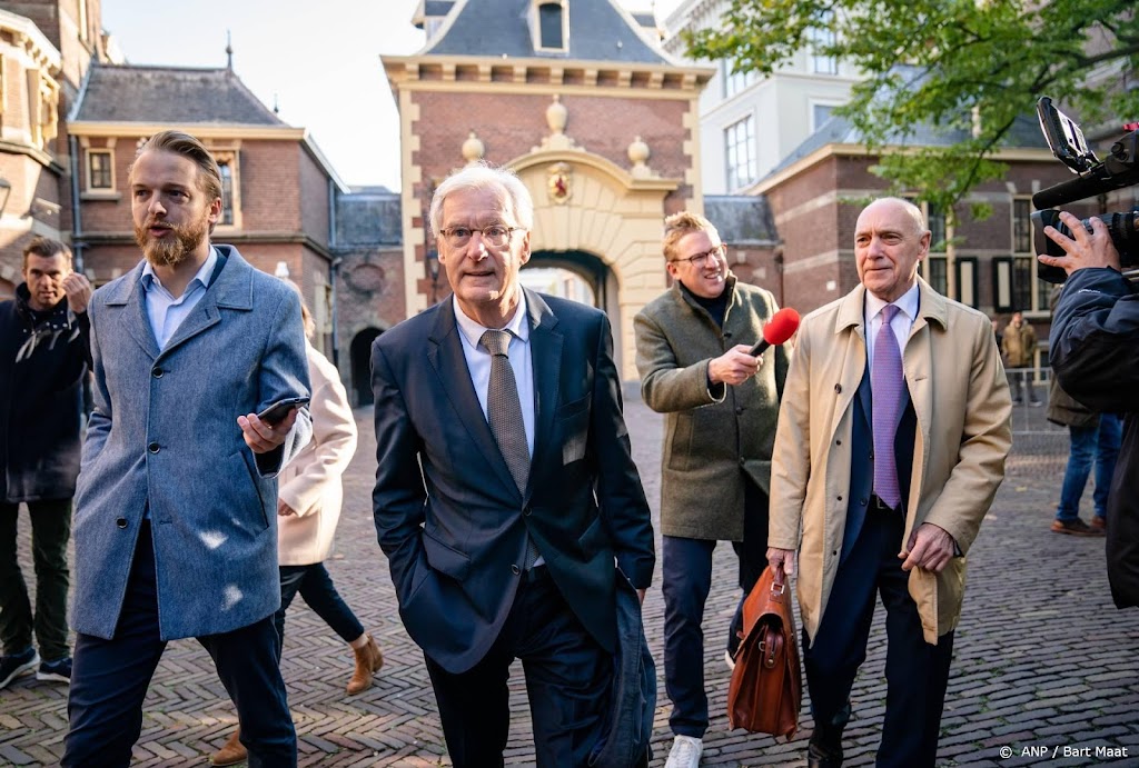 Knapen: nog geen kabinetsbesluit over aantal op te nemen Afghanen
