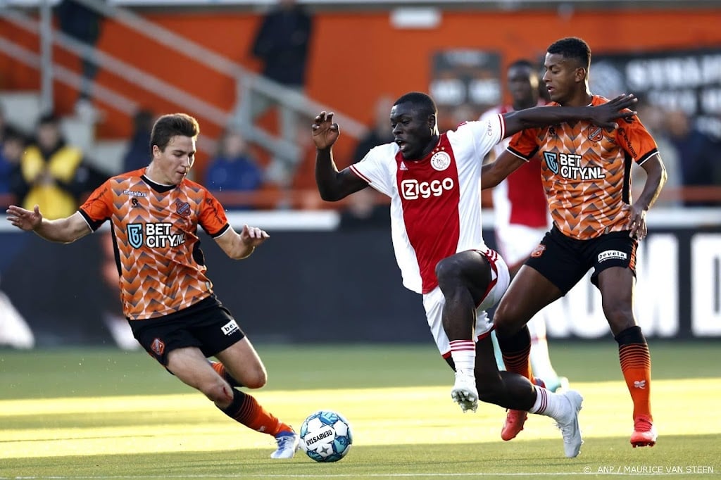 Ajax ontsnapt na vier nederlagen aan afgang tegen Volendam