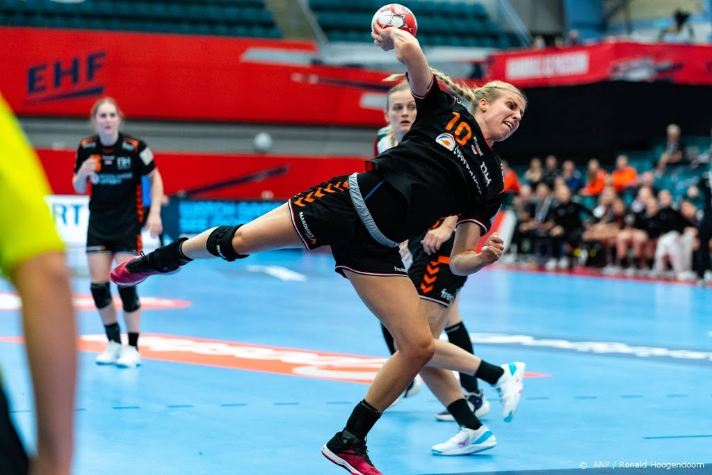 Handbalsters voorkomen vroege aftocht op EK met zege op Hongarije